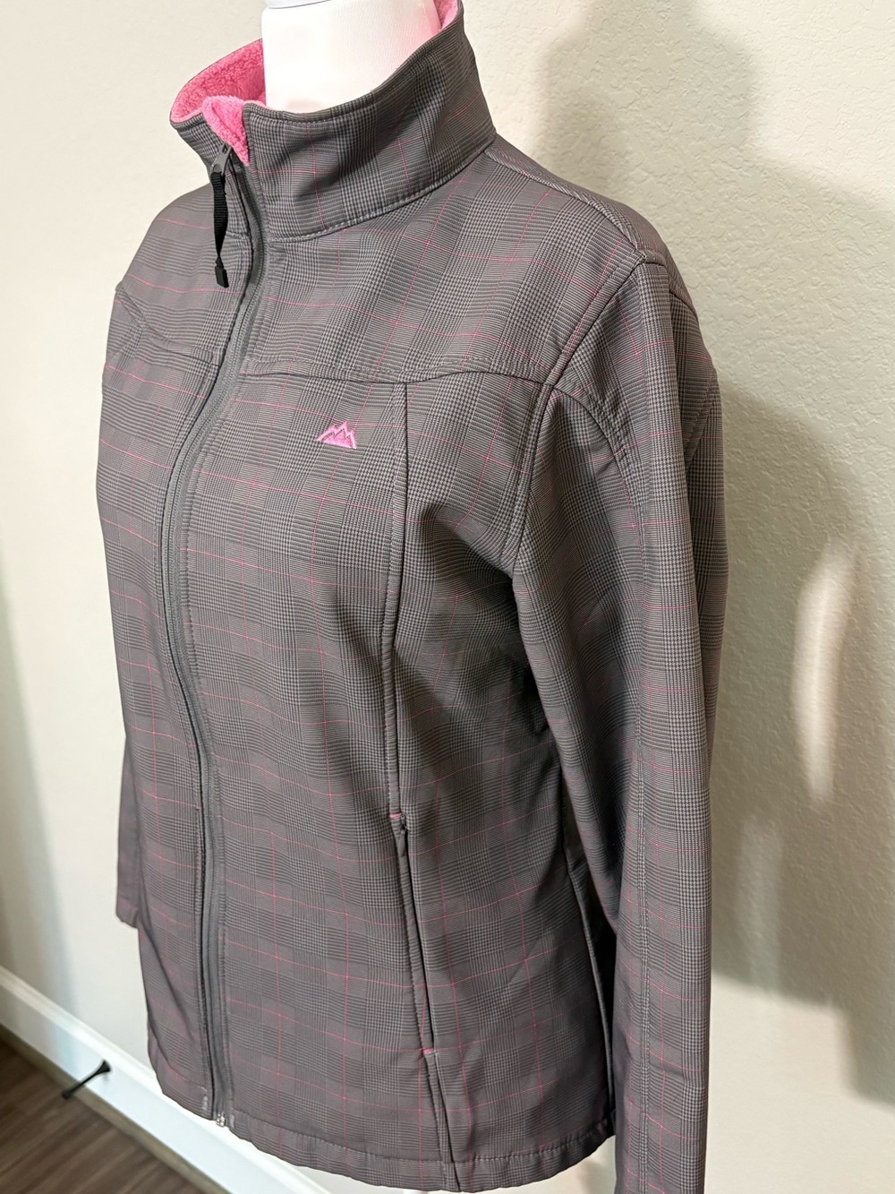 Snozu Outdoor Performance Winter Sports Utility Jacket Gray and Pink Size XL